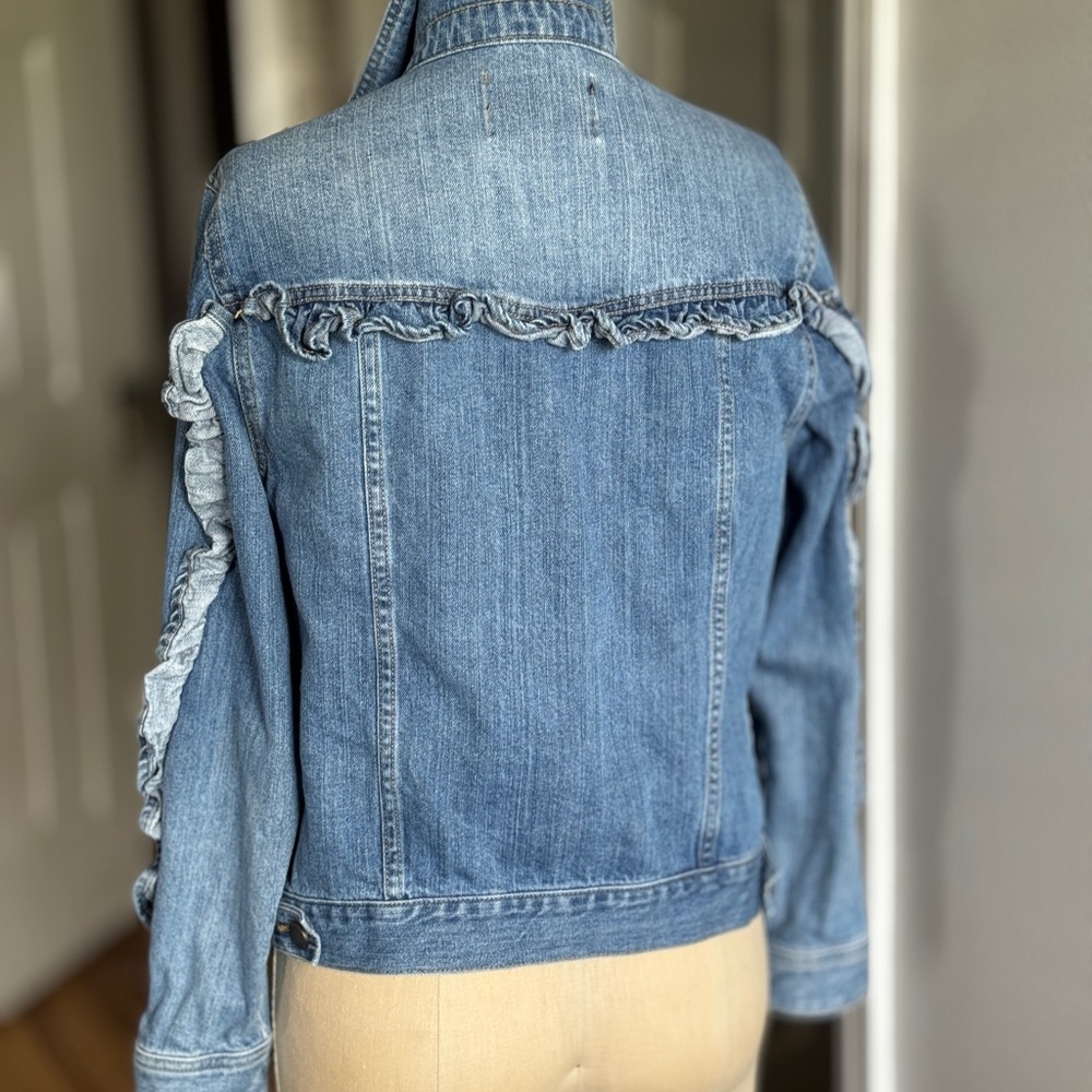 *LAST CHANCE* WHO WHAT WEAR Denim Ruffle Jacket - Small